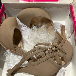 Elegant Tan Women's Heels